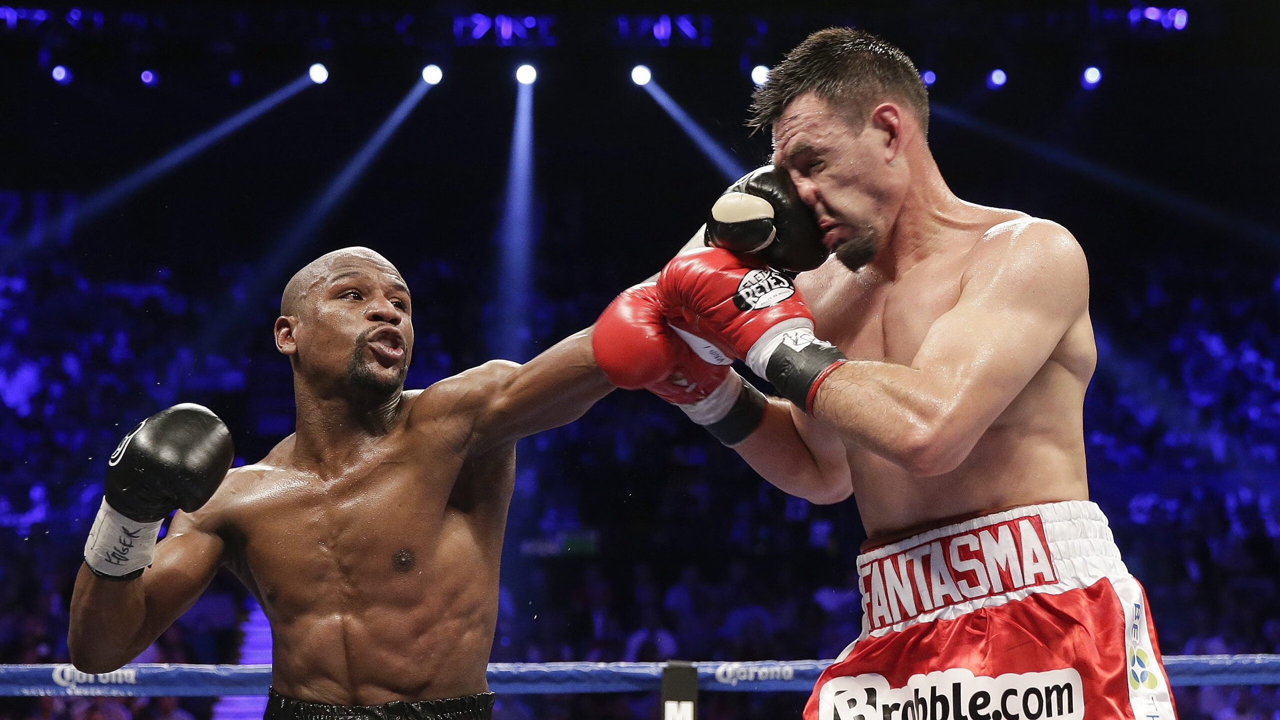 爱游戏中国官网-C罗官方宣布比赛局势复杂新规，独行侠引发争议！赛场气氛高涨