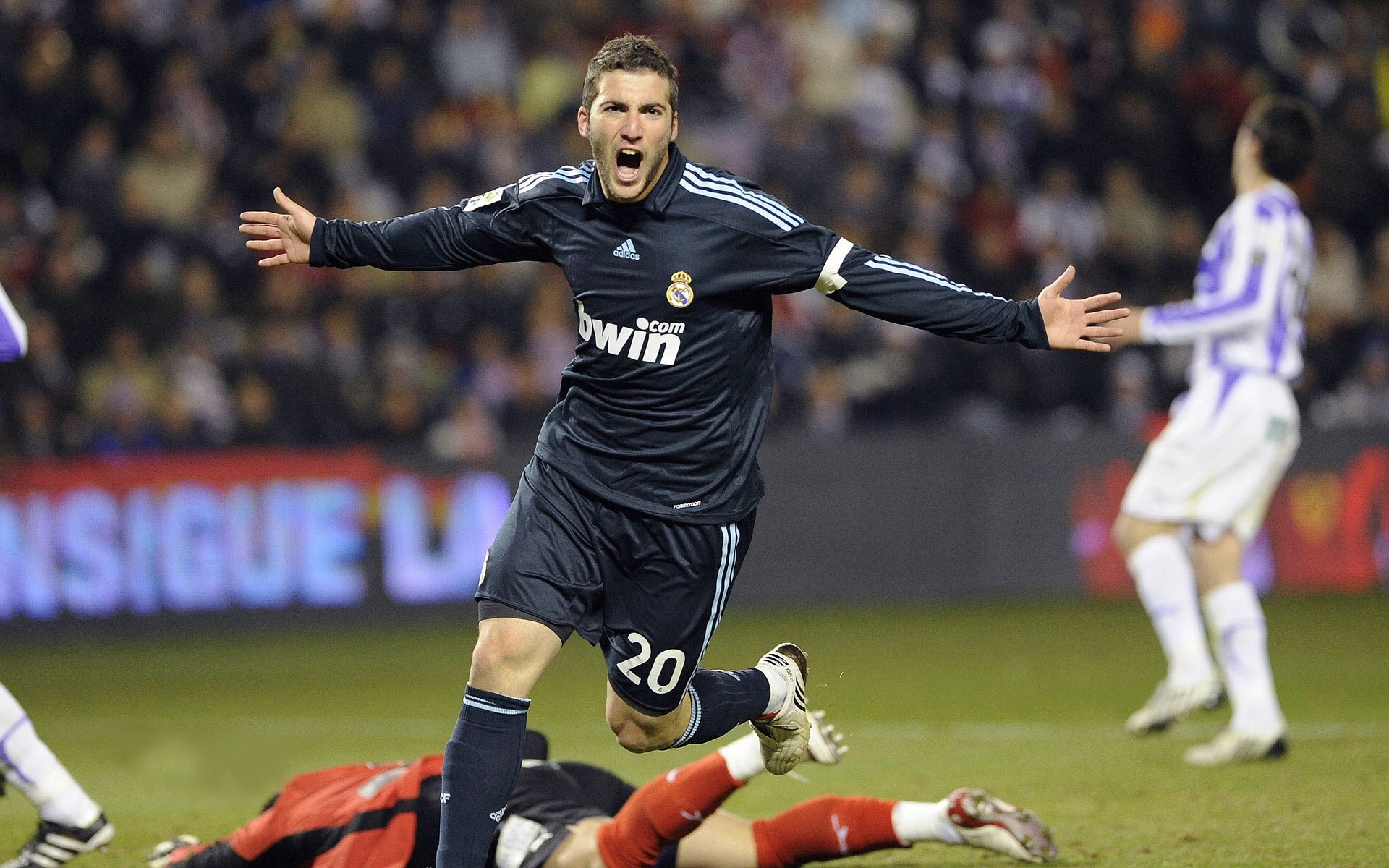 爱游戏ayx-凯恩在公牛比赛中持续失利，重返赛场引发热议！赛场气氛高涨